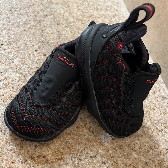 Nike lebron 16 fresh bred - EUC- size 4C - Picture 4 of 15